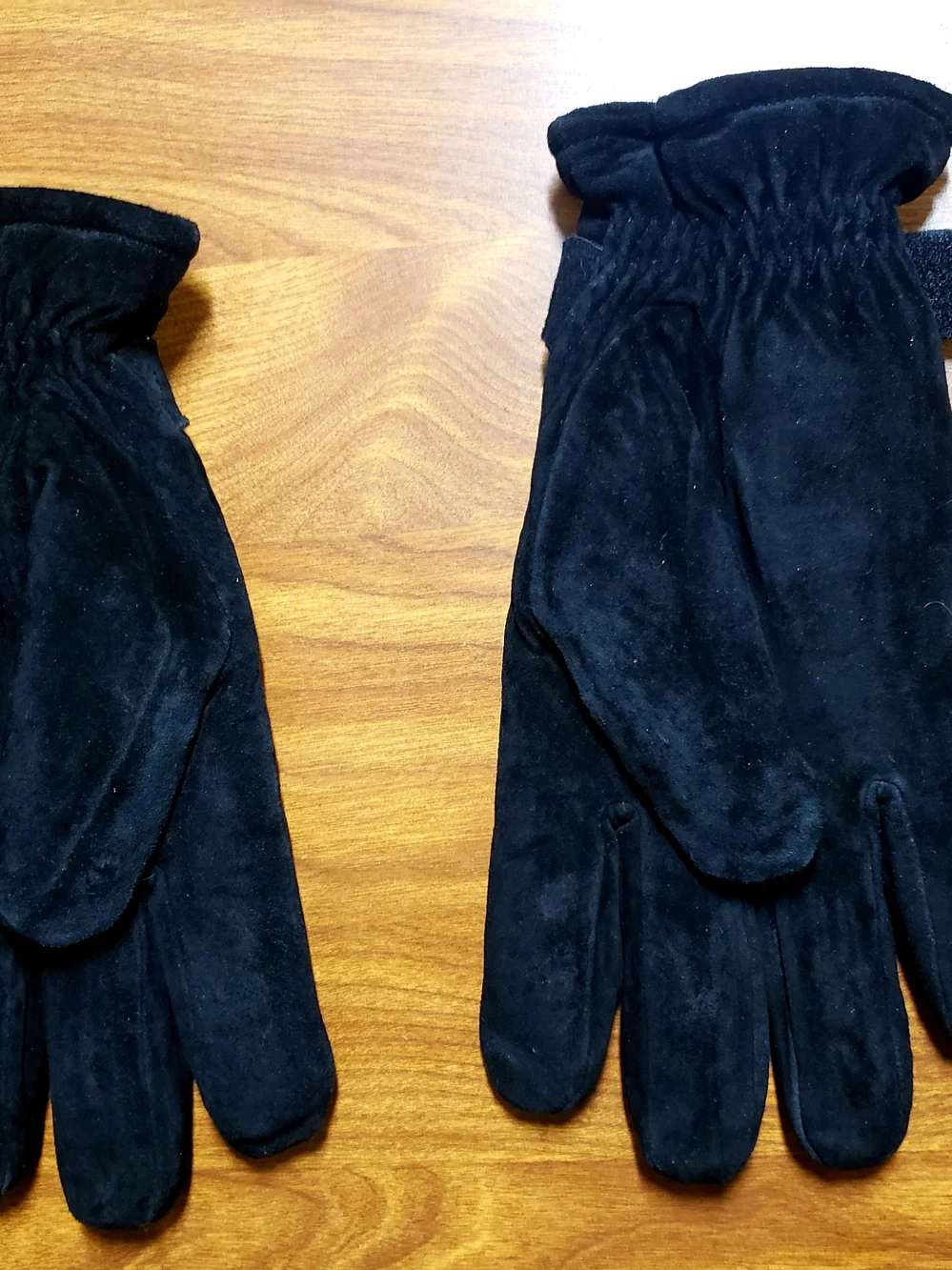 Isotoner Black Genuine Leather Women's Gloves With Adjustable Strap - Picture 2 of 5